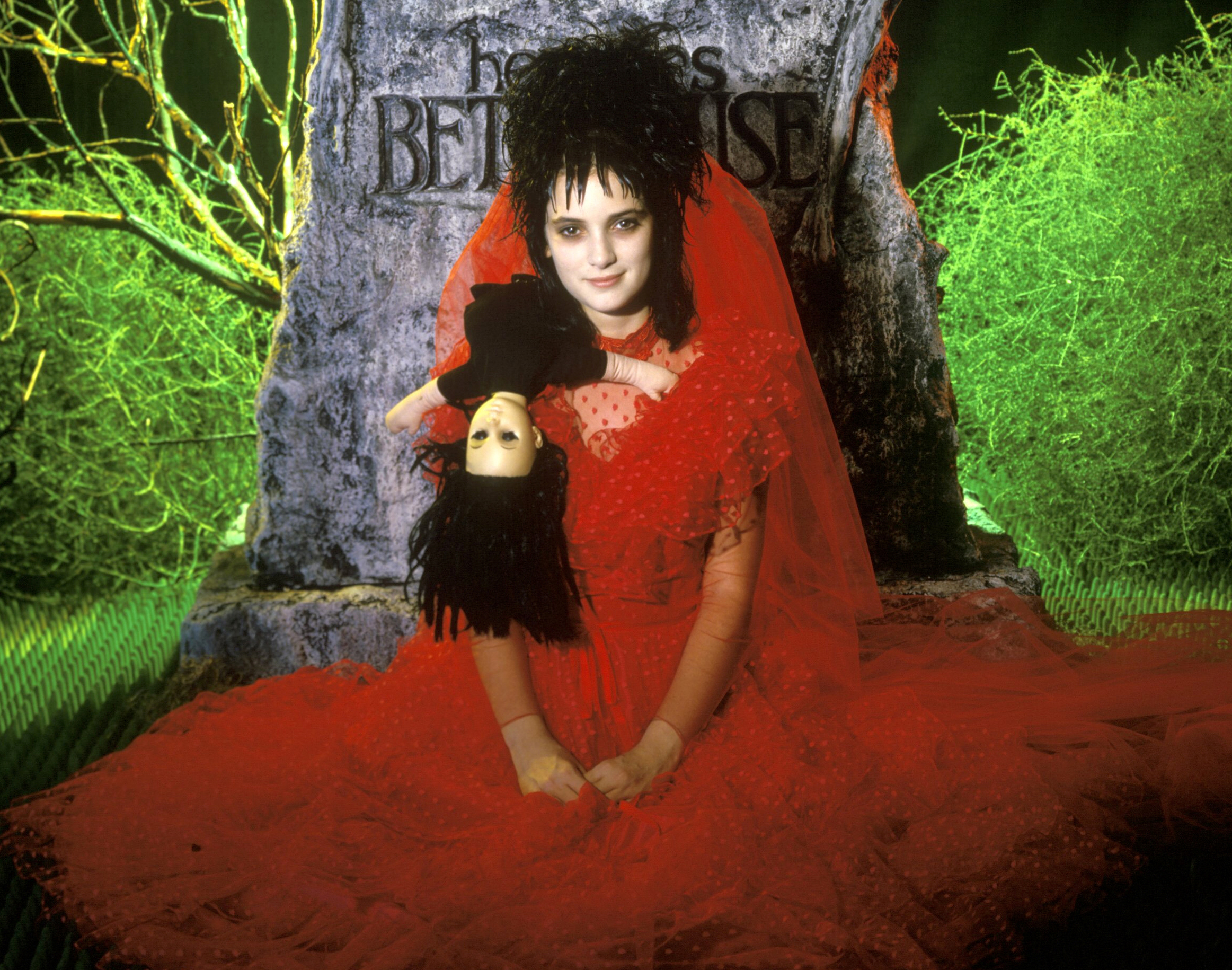 Beetlejuice, Winona Ryder, Lydia Deetz red wedding dress