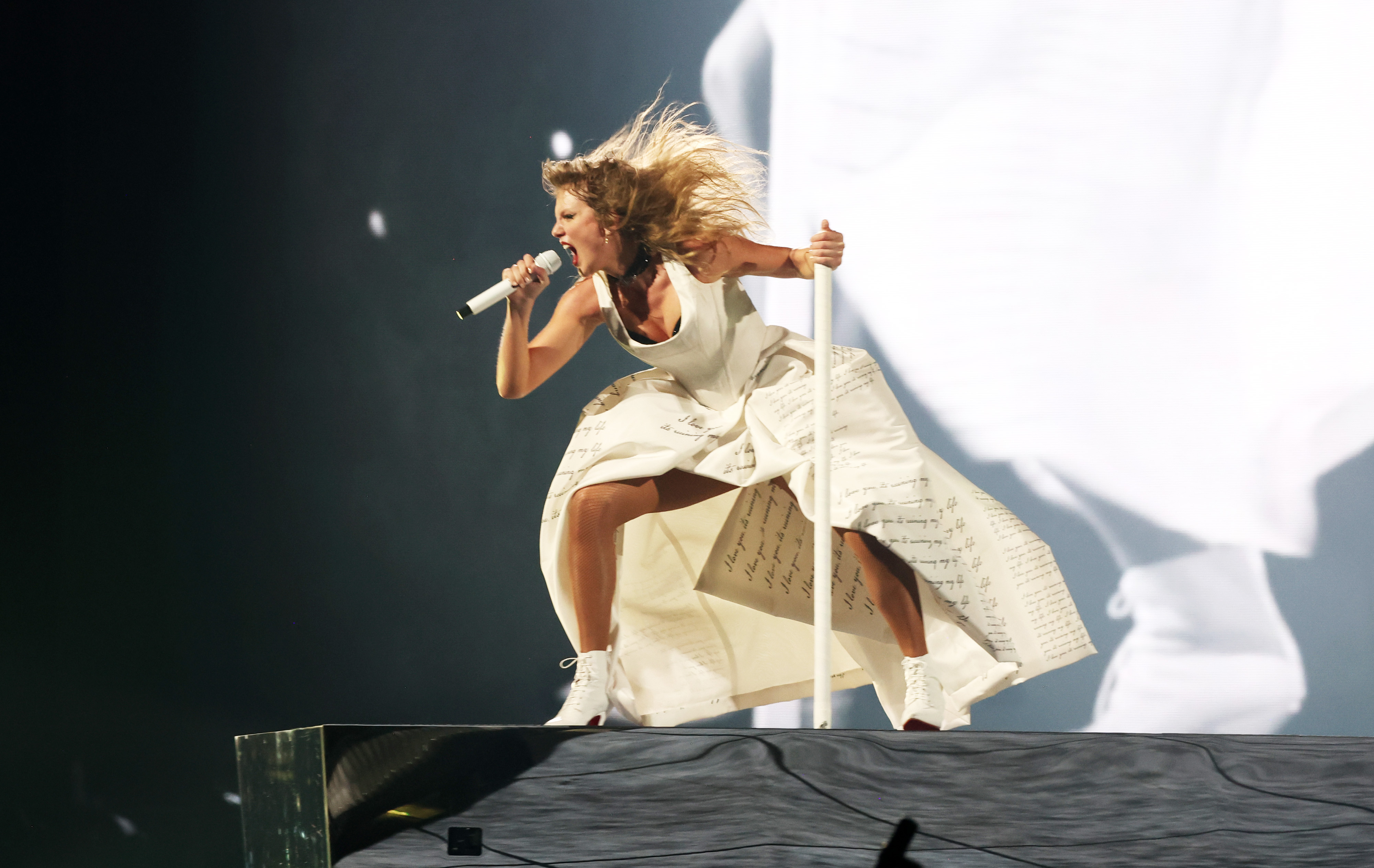 Eras Tour singer's best performance attire | Gallery | Wonderwall.com, image size:4000x2527
